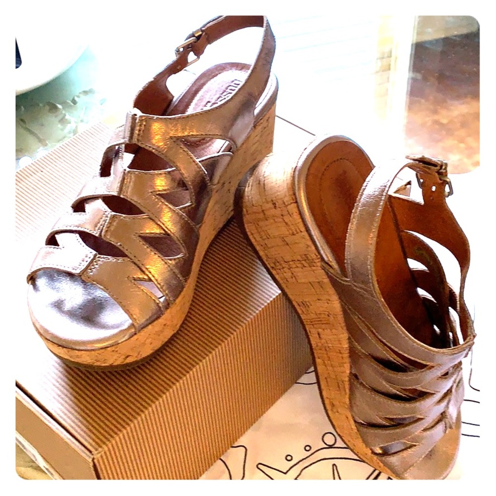 . Bussola wedges barely worn. Gold metallic.
